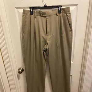 Pleated dress pants with cuff